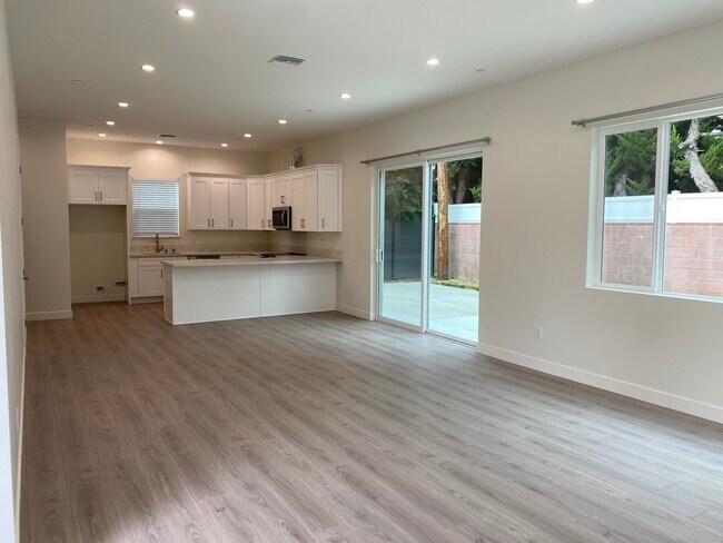 Vista desde el salón/comedor a la cocina abierta. - 6926 Encino Ave