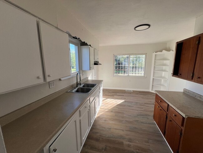 Building Photo - 4-bedroom, 1-bathroom home ready for new t...