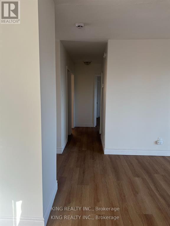 Photo du bâtiment - 215 Sloane Ave