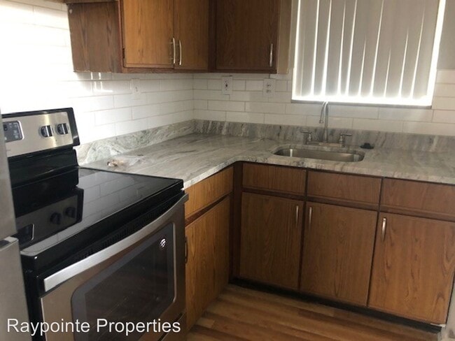 Building Photo - 1 br, 1 bath Apartment - 2301 W 14 Mile Rd
