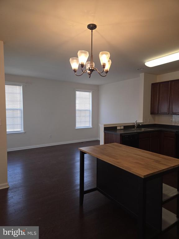 Building Photo - 303 Ellis Ct