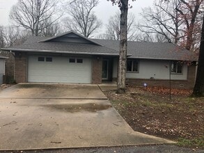 Building Photo - 15 Lambourn Dr