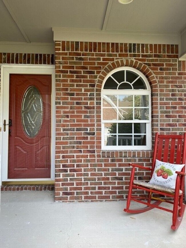 Building Photo - Welcome to this beautiful 3 bedroom, 2 bathroom house located in Cypress Island Subdivision .