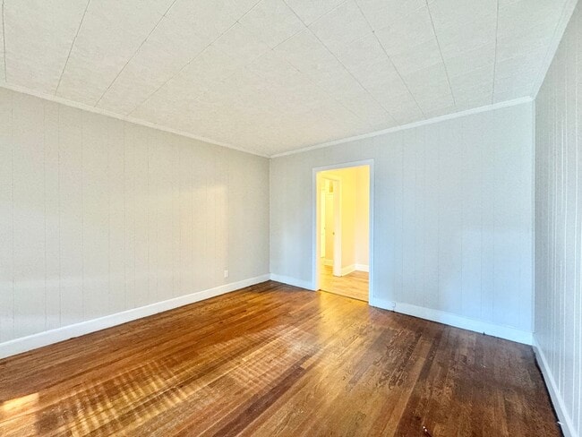 Building Photo - 2 BR convenient to Grimsley HS and Midtown