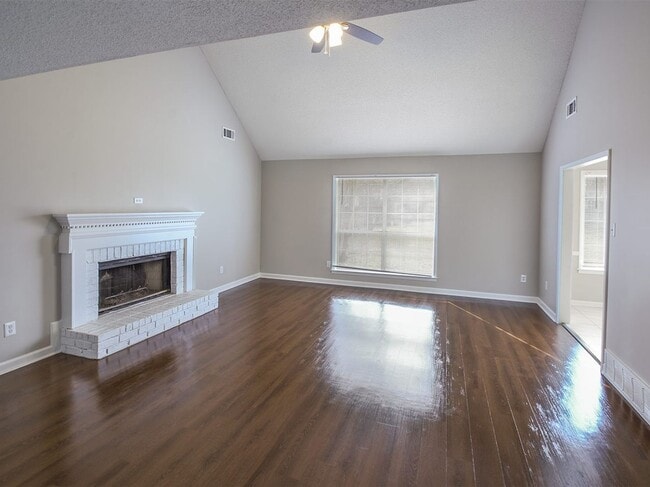 Foto del edificio - Charming 6 bed, 3 bath home on corner lot between S. Germantown and Hacks Cross.