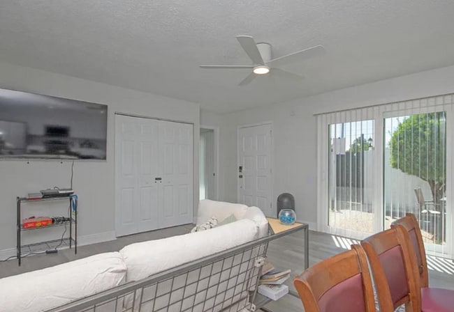 Foto del edificio - 5524 Sunset Ave