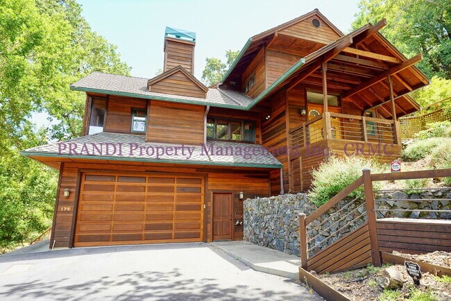 Foto del edificio - Modern Craftsman Home In Private and Seren...