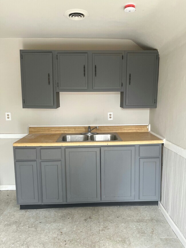 Foto del edificio - 8220 Sowinski Ave