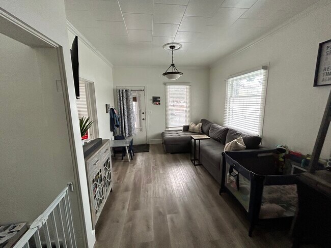 Living room - 1070 N 1st St