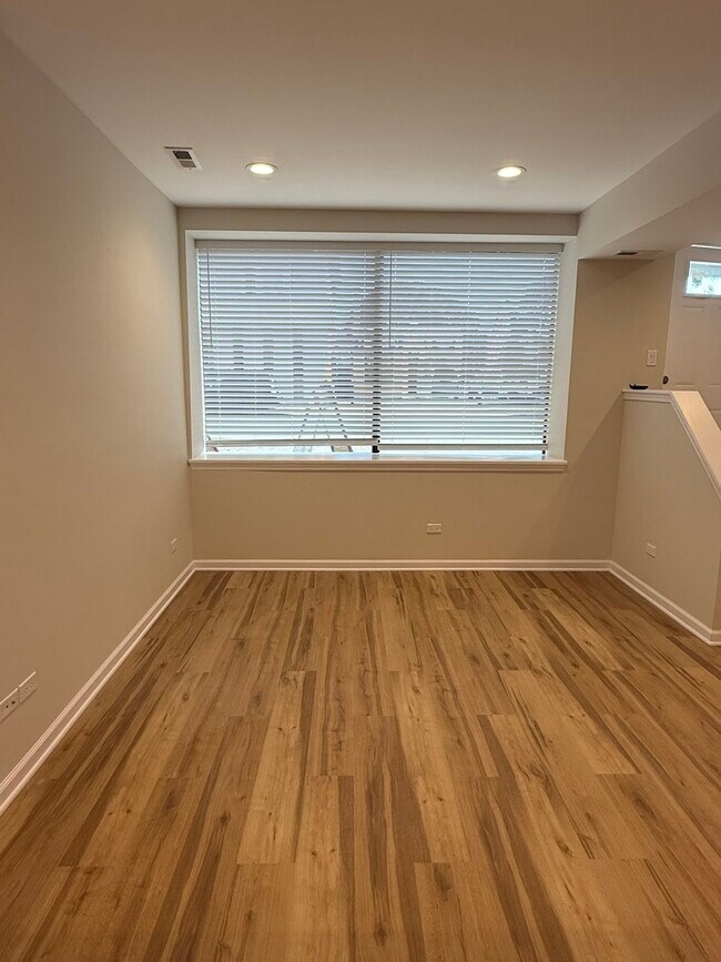 Foto del edificio - 5751 W Higgins Ave