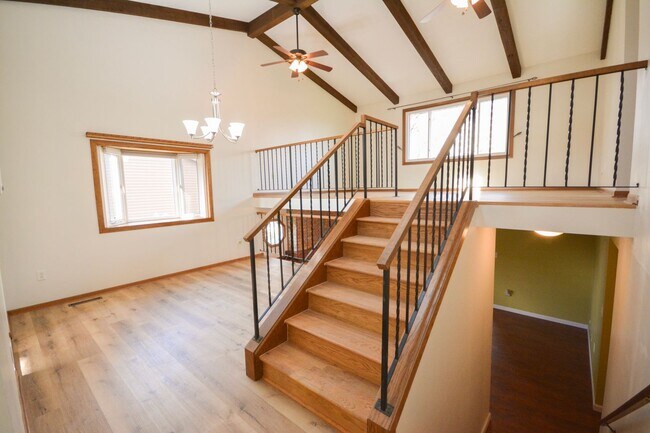 Building Photo - Newly Renovated 4 bed 2 bath available for...