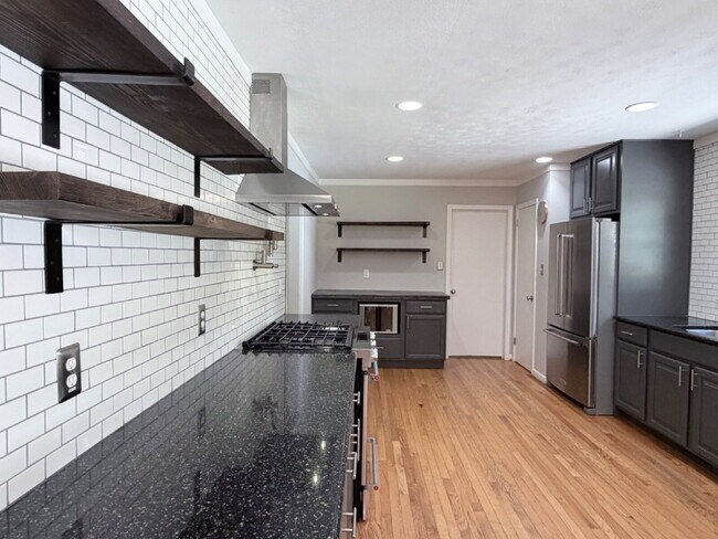 Foto del edificio - Updated 3BR Home in Beaver Lake | Fenced Yard, Garage, Covered Porch & Outdoor Fireplace | Pet Fr...
