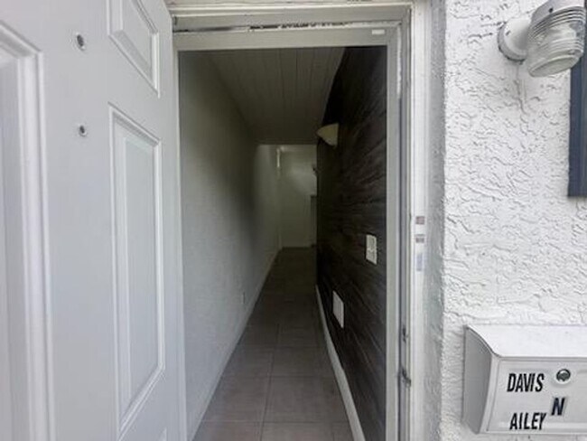 Foto del edificio - LEASE ONLY - 401 North West 16 Ave