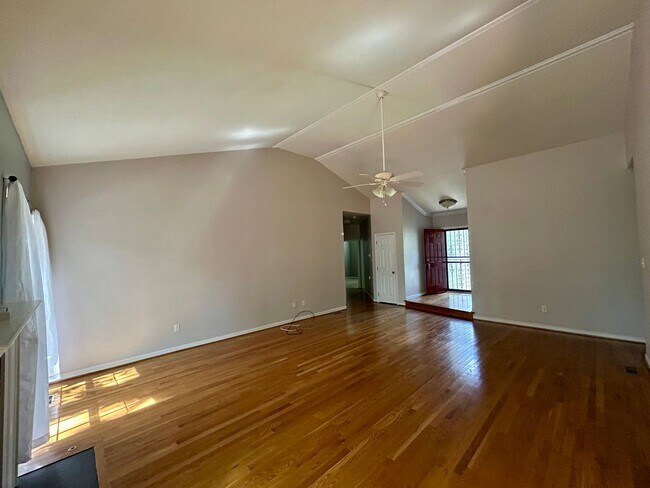 Building Photo - Charming 4 Bedroom, 2.5 Bath Home – Single...