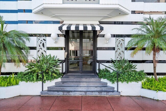 Foto del edificio - 2421 Lake Pancoast Dr