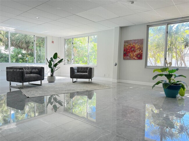 Foto del edificio - 9700 E Bay Harbor Dr