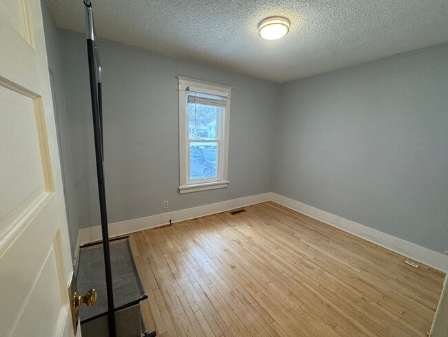 Foto del edificio - Cute Home in Central Bismarck with Huge Garage