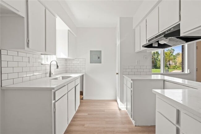 Foto del edificio - 6112 Hidden Oaks St