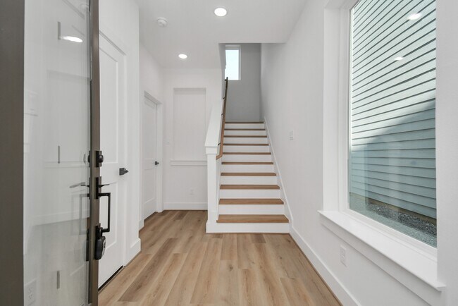 Building Photo - 3036 Live Oak St