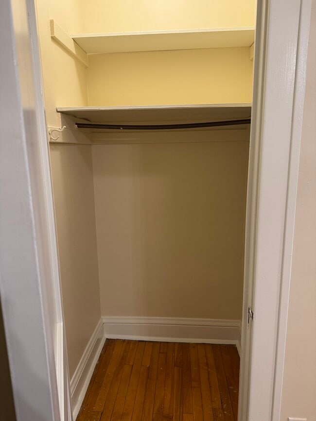 Armario de entrada - 1786 Hennepin Ave S