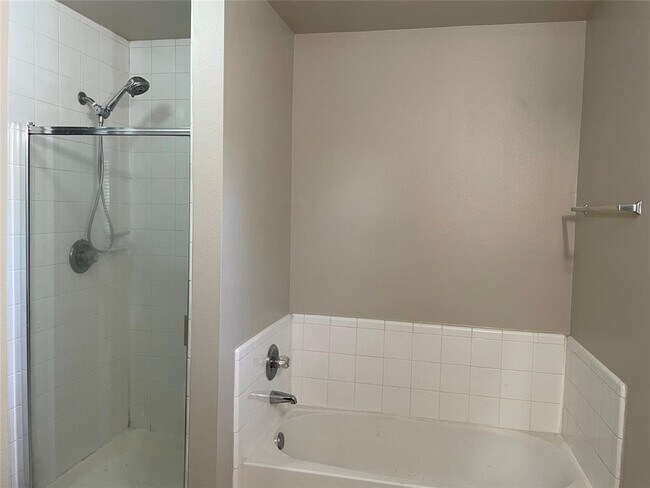 Foto del edificio - 9311 Parkmore Dr