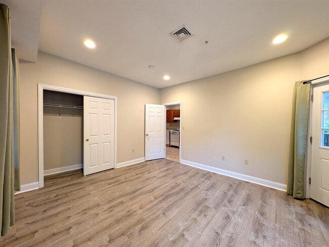 Building Photo - 470 Green St