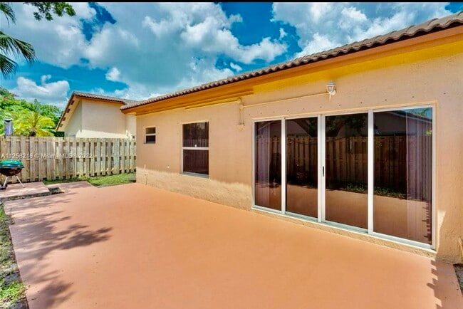 Foto del edificio - 8766 SW 213th Ter