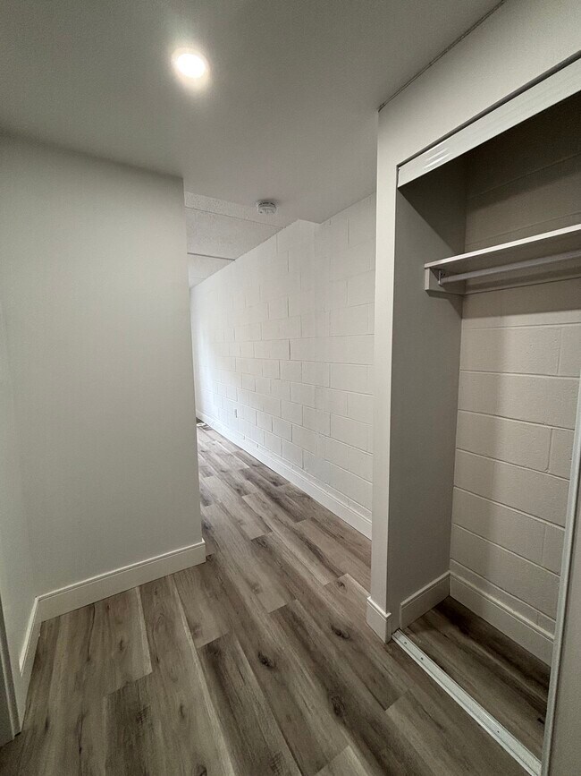 Photo du bâtiment - NEWLY RENOVATED - BACHELOR UNITS