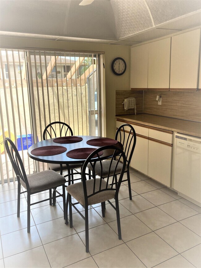 Building Photo - 13759 Date Palm Ct