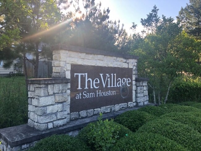 Building Photo - 115 Varsity Dr