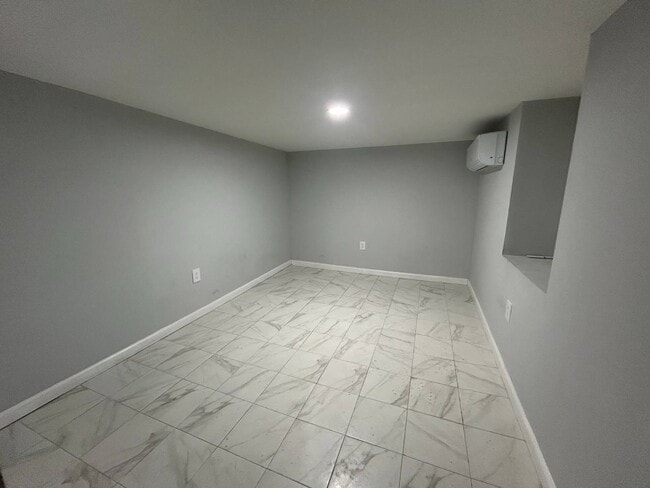 Building Photo - 681 Rhinelander Ave