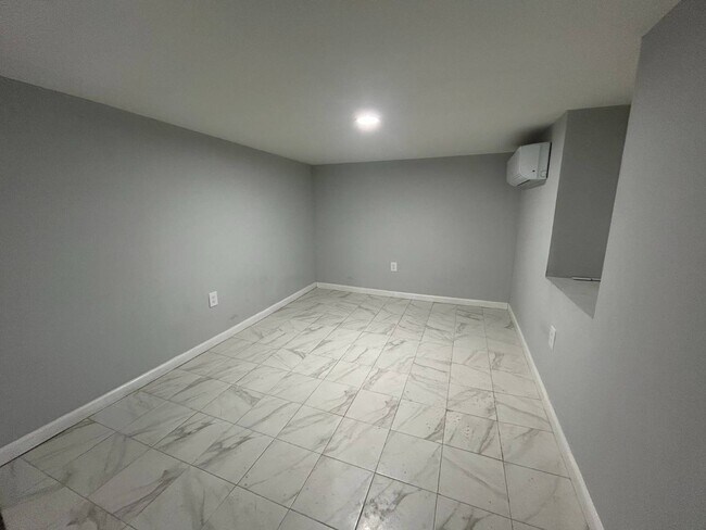 Foto del edificio - 681 Rhinelander Ave