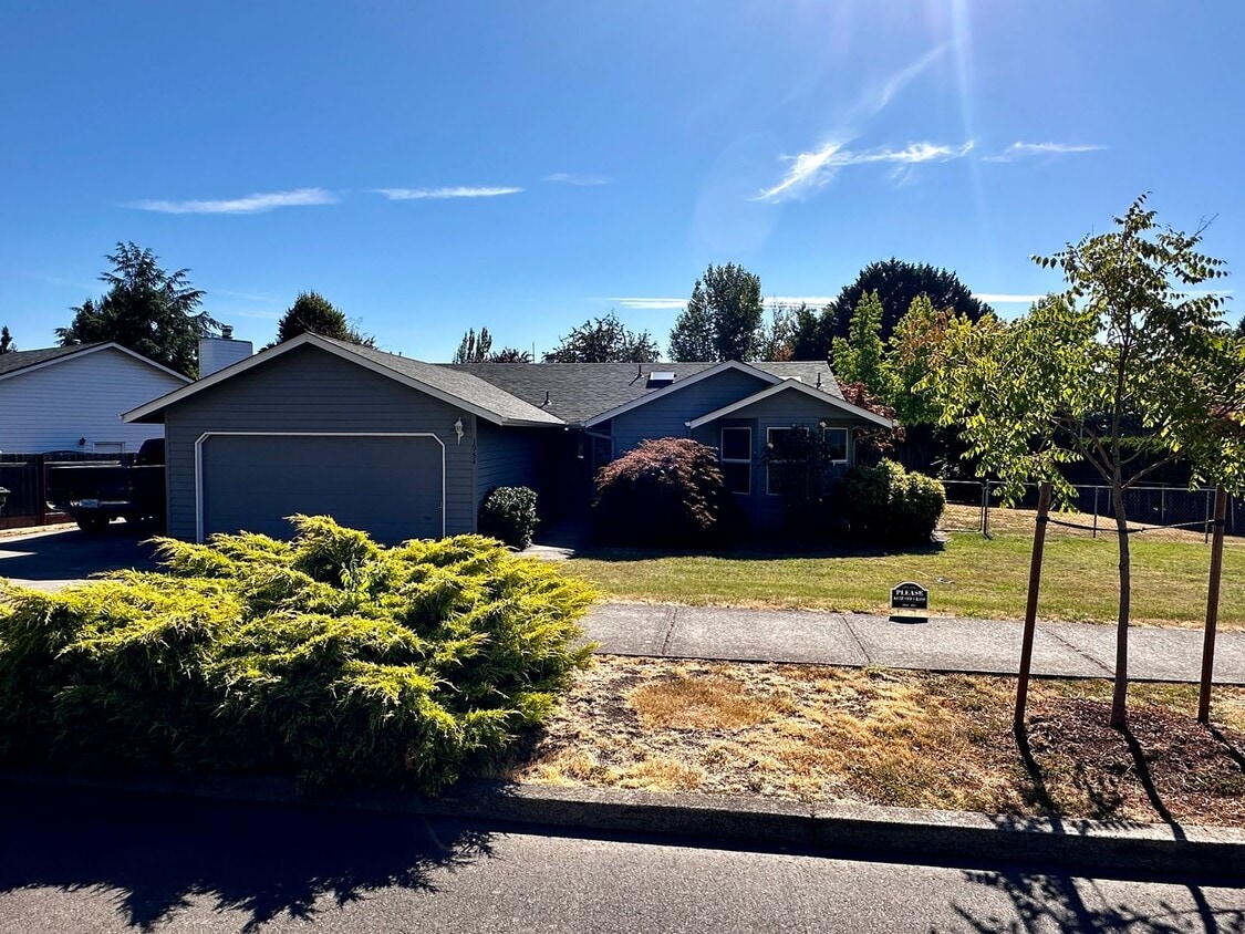 Foto principal - 3 Bedroom 2 Bath Single Family home