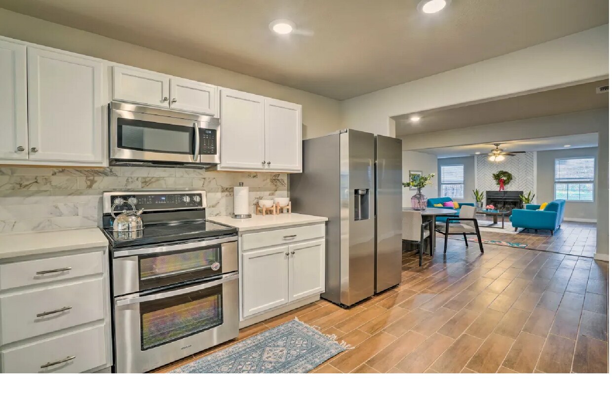 Kitchen - 127 Loy Dr