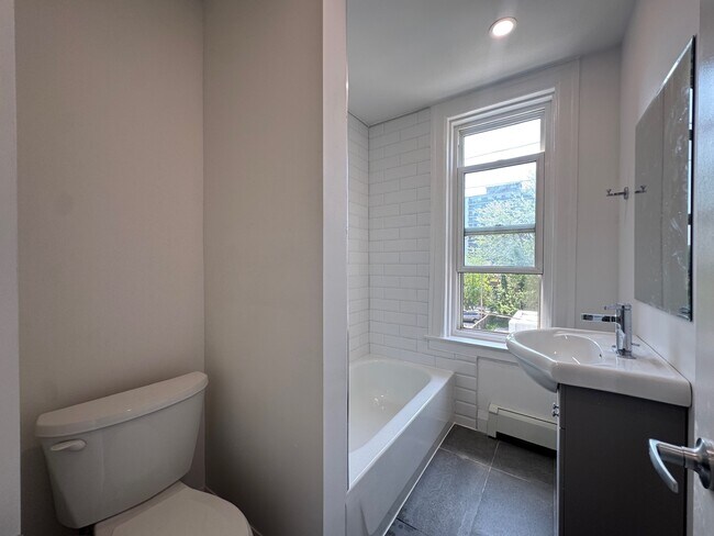 Photo du bâtiment - Freshly Renovated Bachelor Apartment