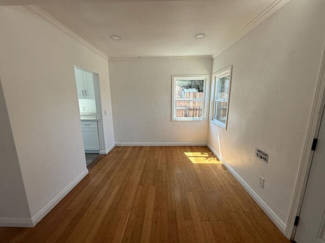 Foto del edificio - 1302 W 109th St