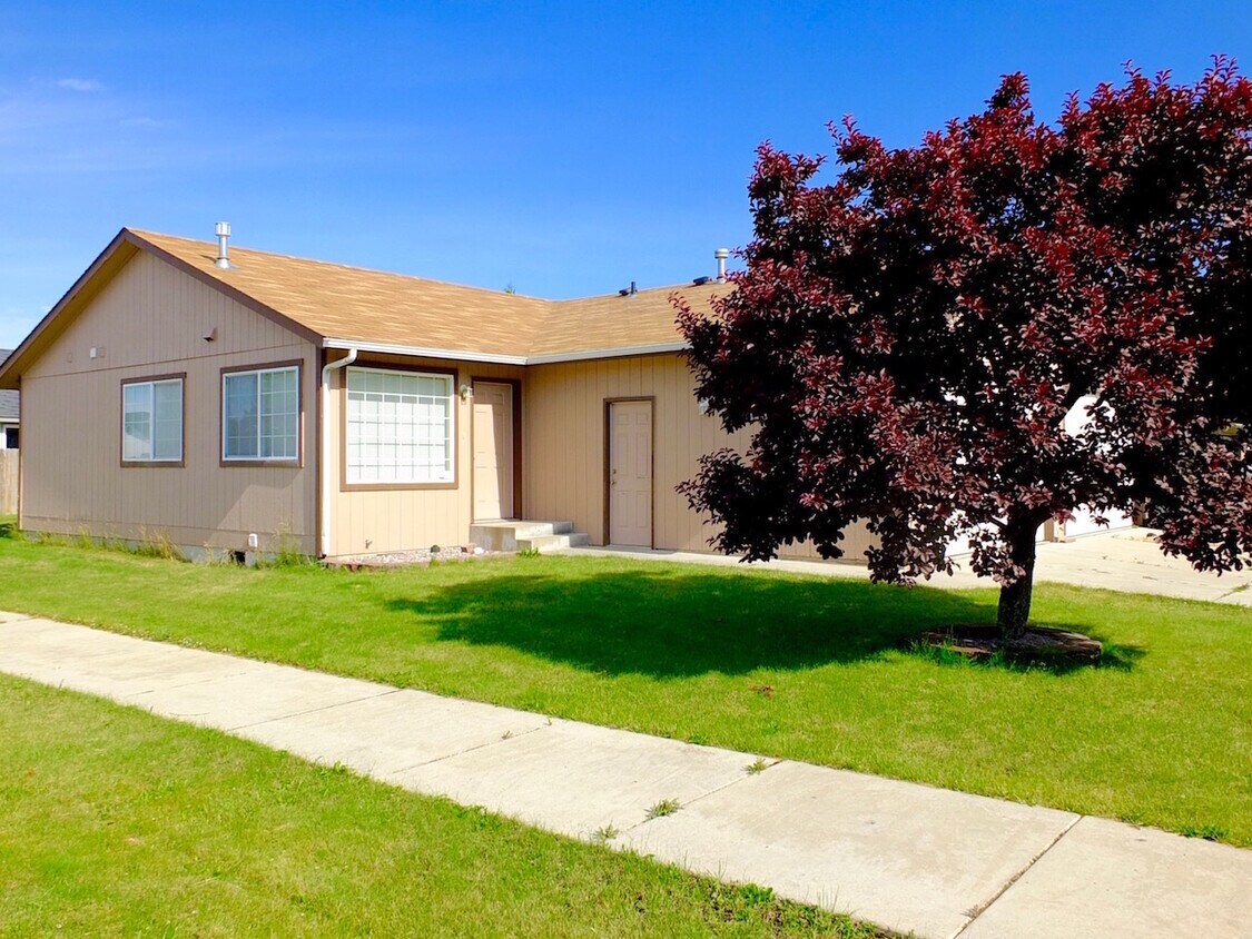 Foto principal - 2 Bed 1.5 Bath Home on Corner Lot w/ Garag...