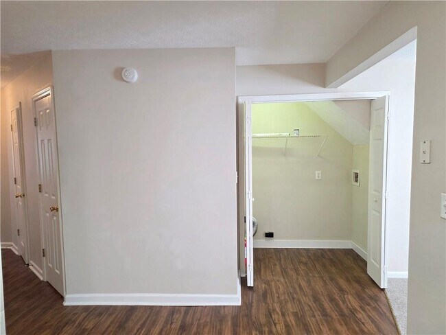 Foto del edificio - 100 Rosehip Ln