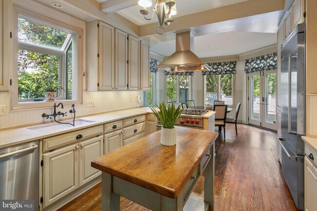 Foto del edificio - 2720 Chain Bridge Rd NW