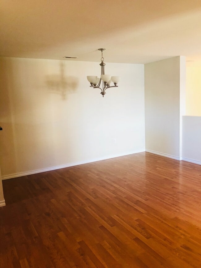 Building Photo - Beautiful Townhome