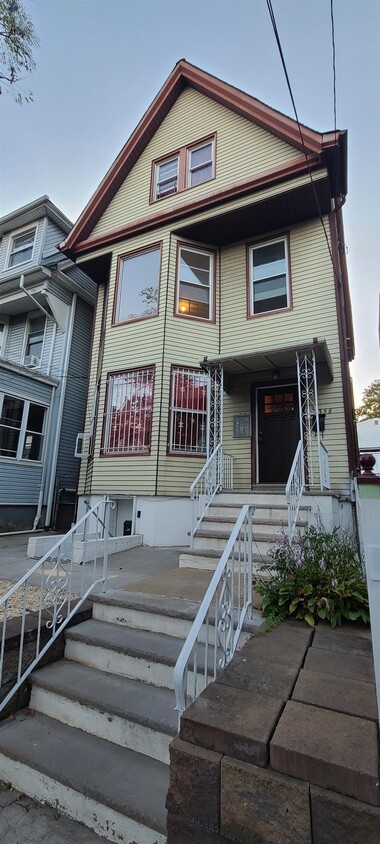 Primary Photo - 358 Clifton Ave