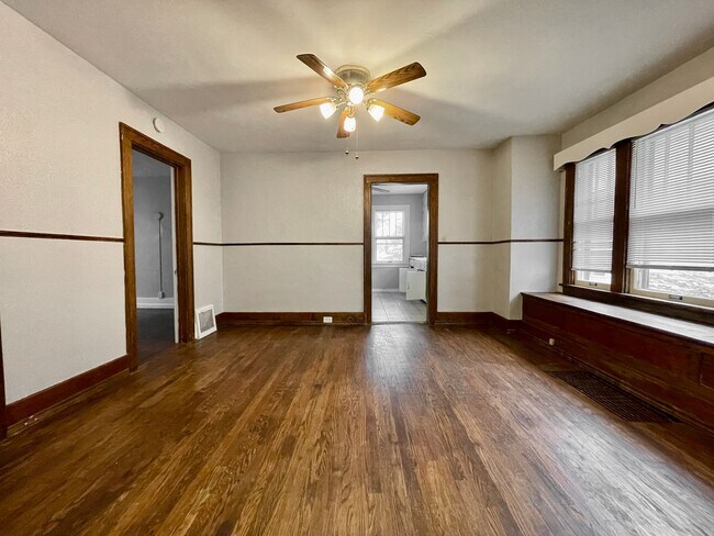 Building Photo - 839 W Larch Ave