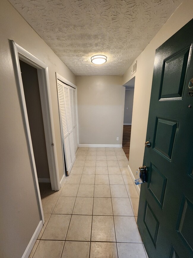 Building Photo - 9400 Roberts Dr