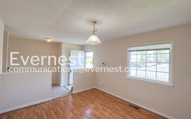 Foto del edificio - 2325 McClellan Ct