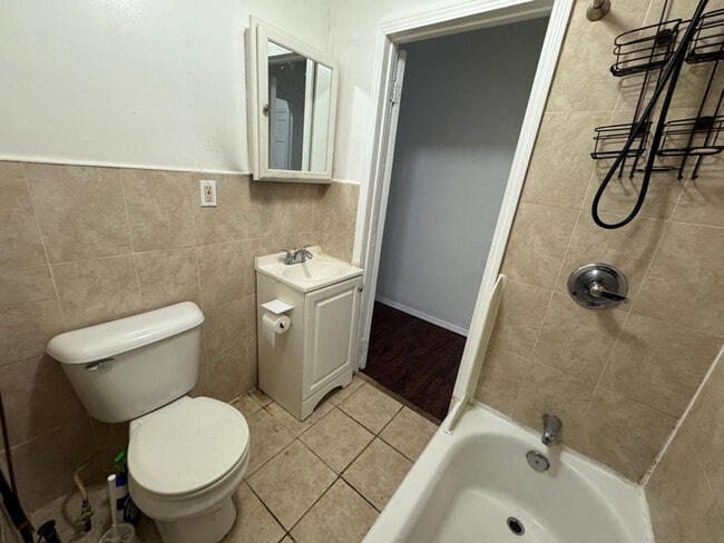 Building Photo - 860 Herkimer St