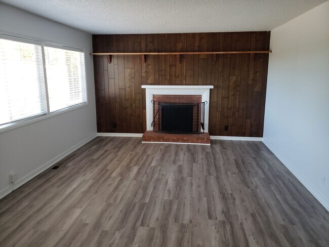 Building Photo - Bright and Spacious 3-bed/2-bath House in ...