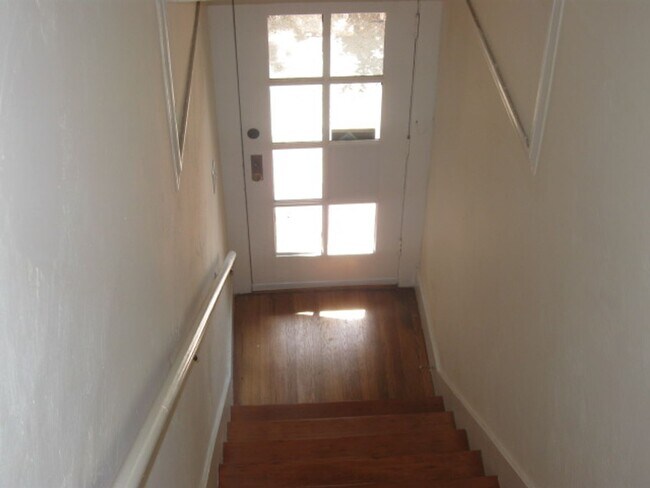 Building Photo - Spacious 1 bedroom apartment, located in t...