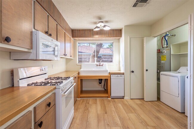 Building Photo - 462 Capehill Dr