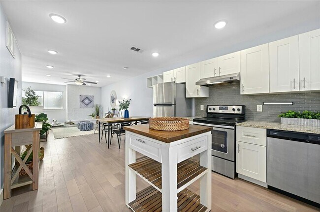 Building Photo - 909 Reinli St