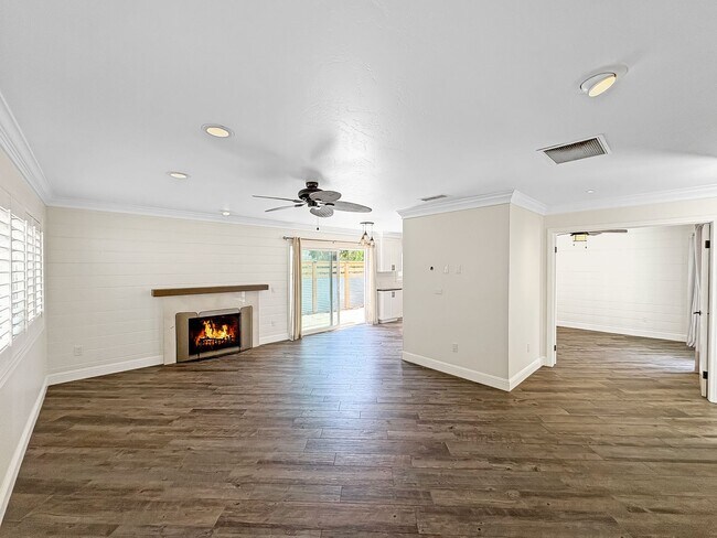 Building Photo - 3B/2BA with Private Patio & Atrium in Ocea...